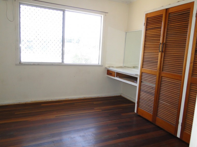 5 WALTERS AVENUE, West Gladstone QLD 4680