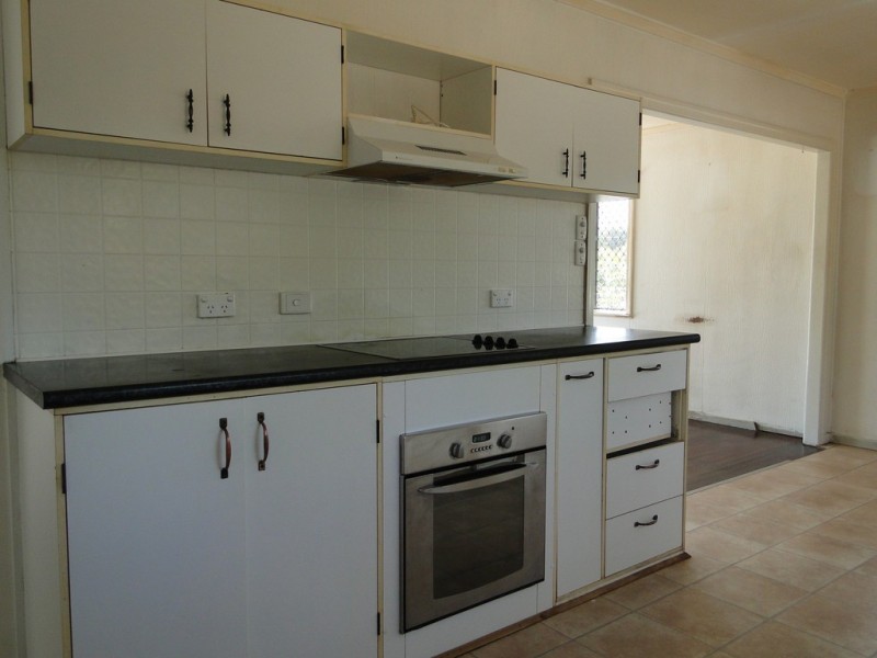 5 WALTERS AVENUE, West Gladstone QLD 4680
