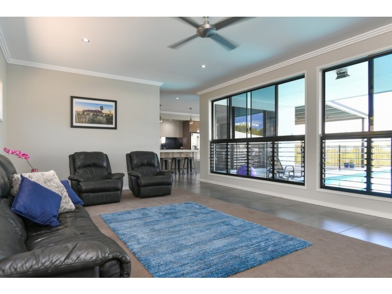 27 WEST RIDGE CRESCENT, West Gladstone QLD 4680