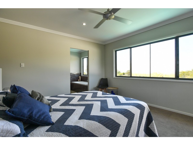 27 WEST RIDGE CRESCENT, West Gladstone QLD 4680