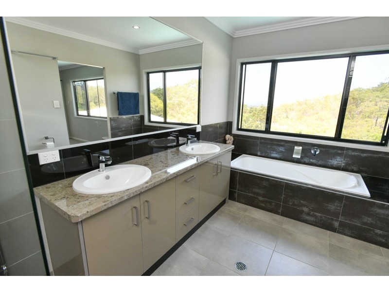 27 WEST RIDGE CRESCENT, West Gladstone QLD 4680