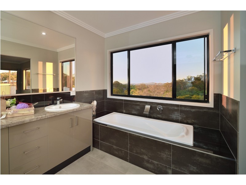 27 WEST RIDGE CRESCENT, West Gladstone QLD 4680