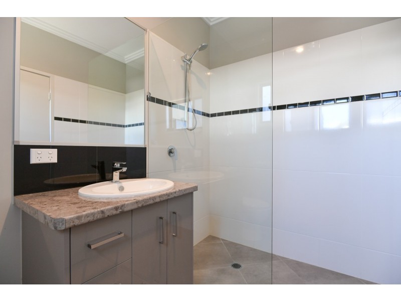 27 WEST RIDGE CRESCENT, West Gladstone QLD 4680