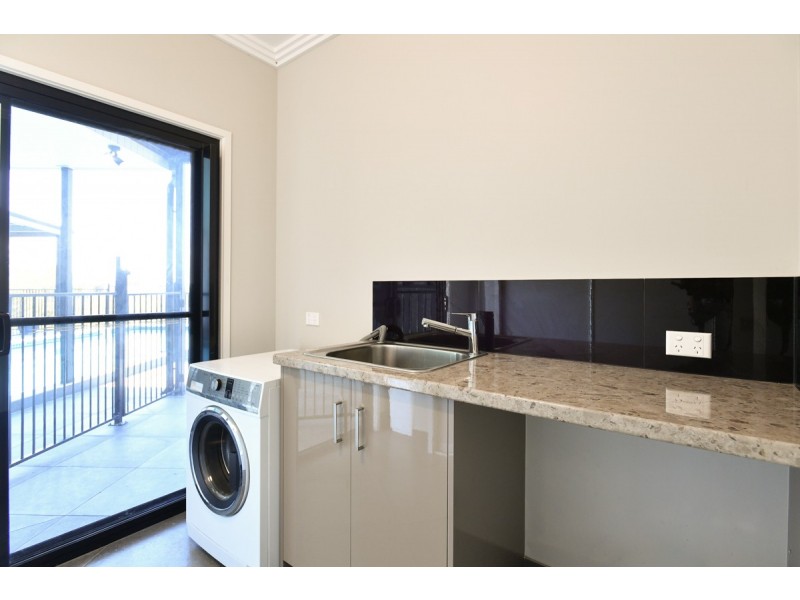 27 WEST RIDGE CRESCENT, West Gladstone QLD 4680