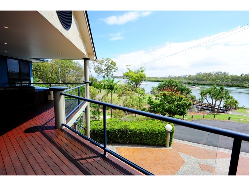 9 River Drive, Boyne Island QLD 4680