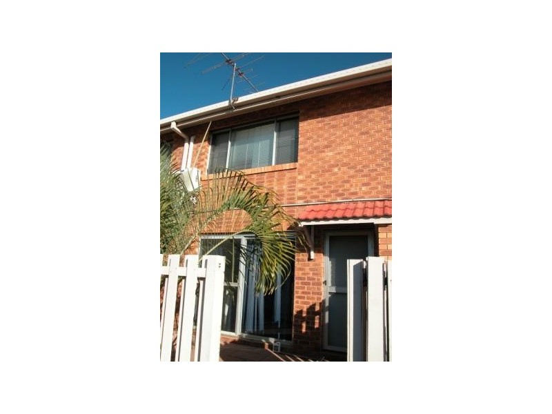 8/7 EDEN ST, South Gladstone QLD 4680