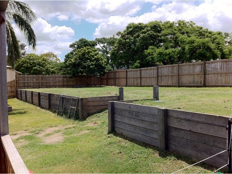 1 Bismark St, Mount Larcom QLD 4695