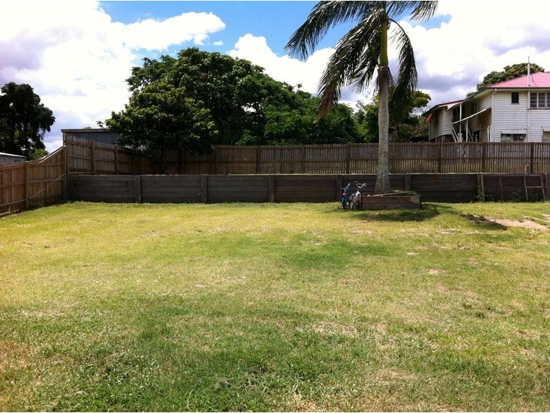 1 Bismark St, Mount Larcom QLD 4695