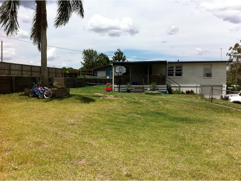 1 Bismark St, Mount Larcom QLD 4695