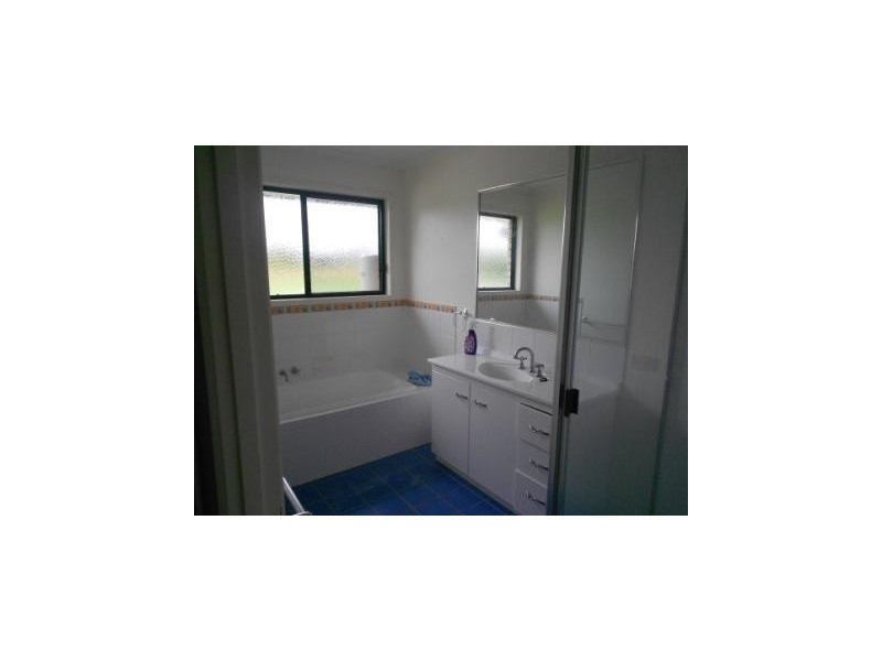 34 Tuckers Road, Boyne Island QLD 4680