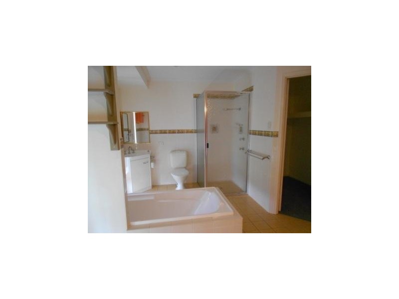 34 Tuckers Road, Boyne Island QLD 4680