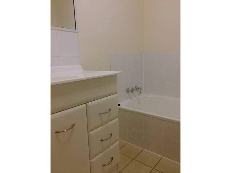 9/15 ROBERTS ST, South Gladstone QLD 4680
