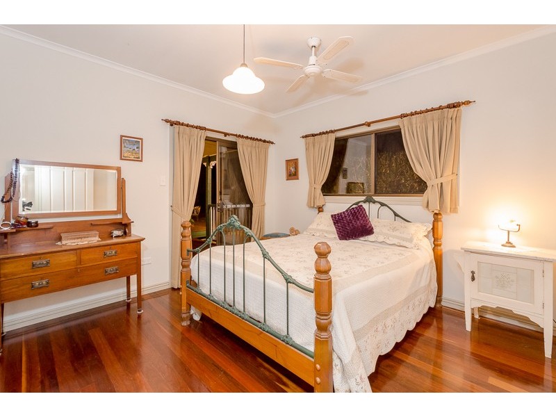 10 Earls Court, Telina QLD 4680