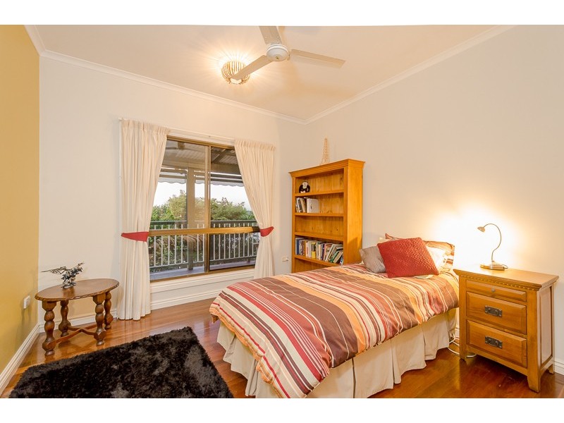 10 Earls Court, Telina QLD 4680