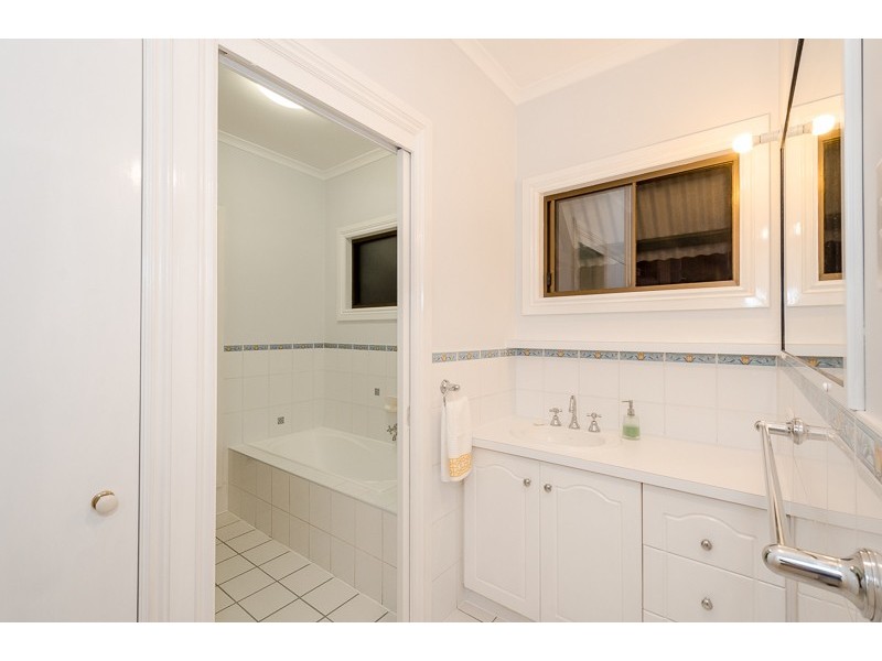 10 Earls Court, Telina QLD 4680