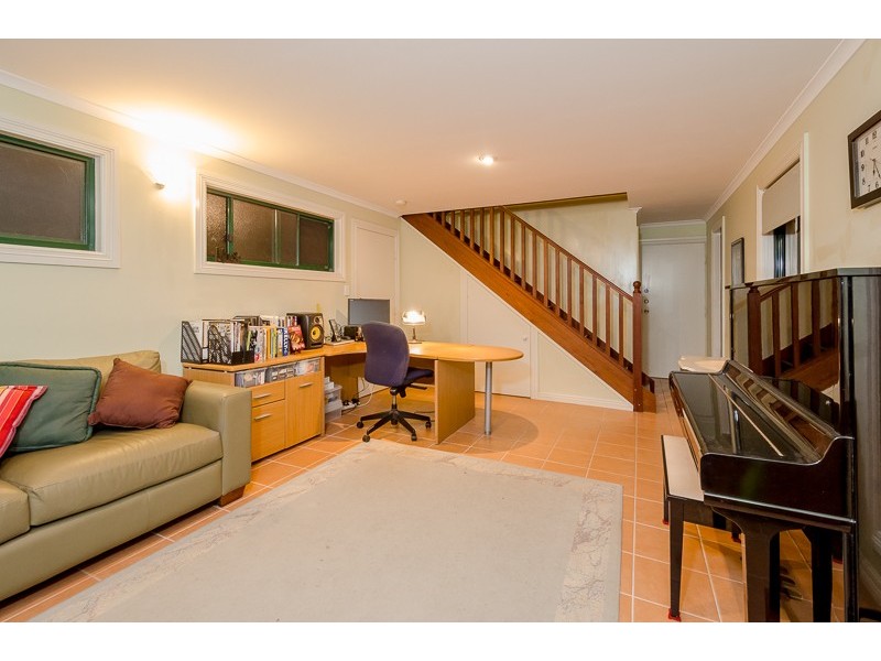 10 Earls Court, Telina QLD 4680