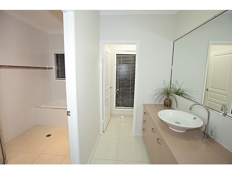 8 Scorpius Place, Telina QLD 4680