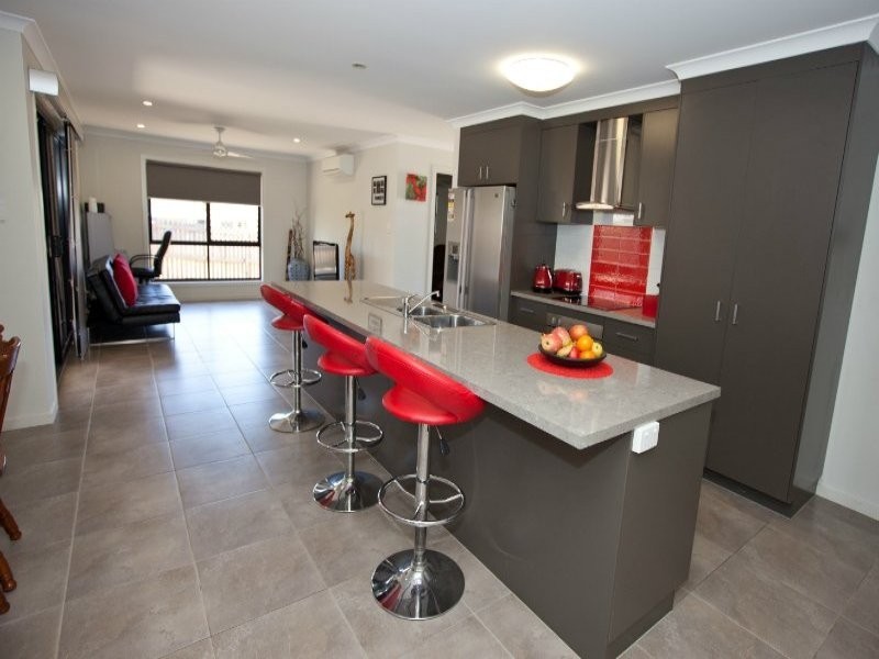 6 Spence Court, Kirkwood QLD 4680