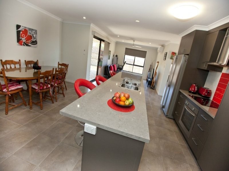 6 Spence Court, Kirkwood QLD 4680