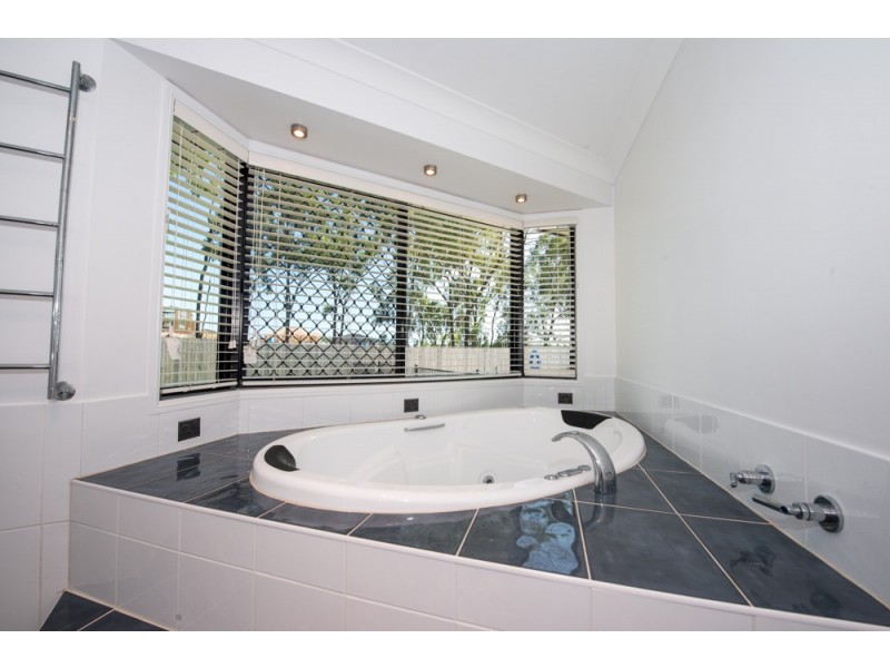 13 Panorama Court, Glen Eden QLD 4680