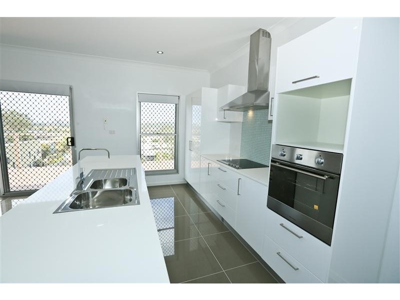 18 Ouston Place, South Gladstone QLD 4680