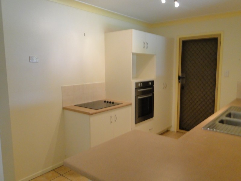 6 Rosslyn Close, Clinton QLD 4680