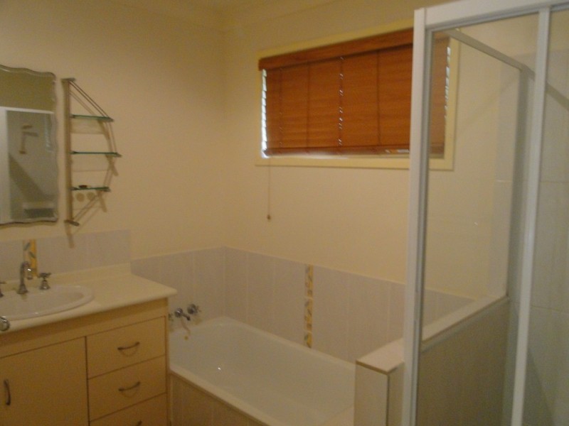 6 Rosslyn Close, Clinton QLD 4680