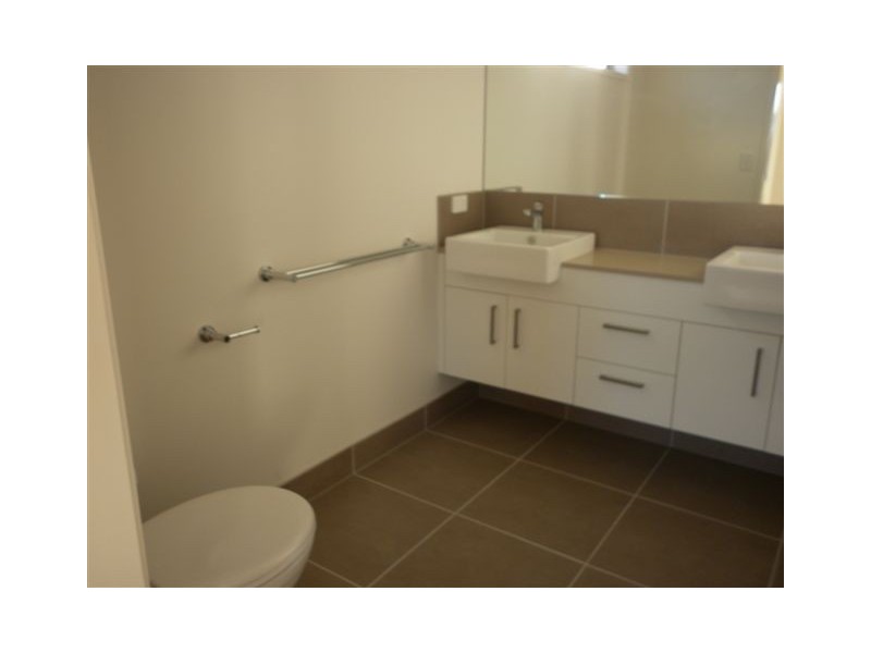 5 BROADWATER PLACE, New Auckland QLD 4680
