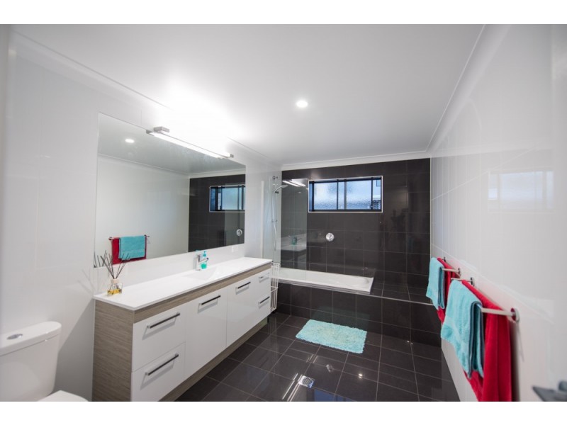 37 Lighthouse Drive, Boyne Island QLD 4680