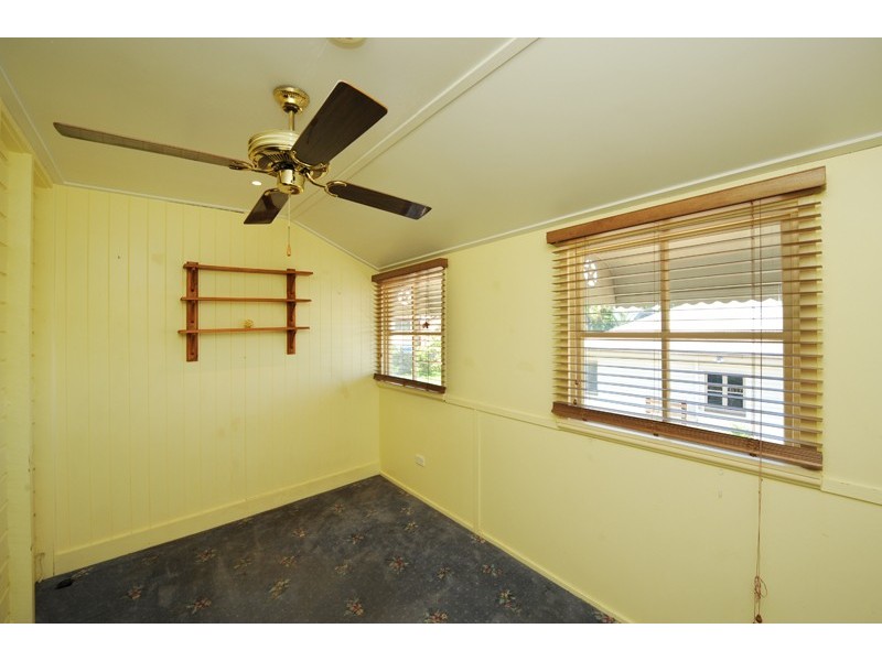 10 PIER STREET, South Gladstone QLD 4680