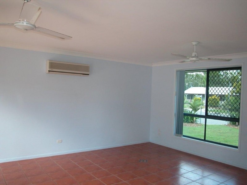 1 LEANNE CL, New Auckland QLD 4680