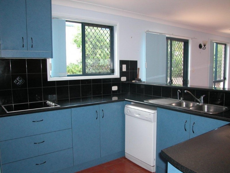 1 LEANNE CL, New Auckland QLD 4680