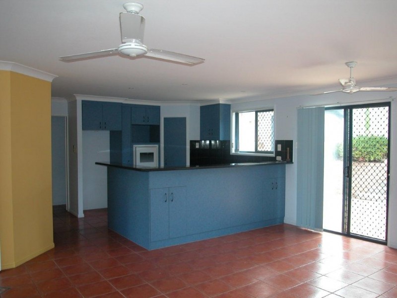 1 LEANNE CL, New Auckland QLD 4680