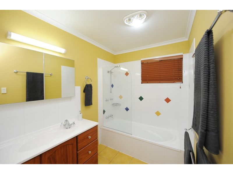 32 Willow Street, New Auckland QLD 4680