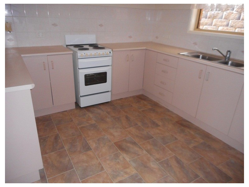 2/35 WATT ST, West Gladstone QLD 4680