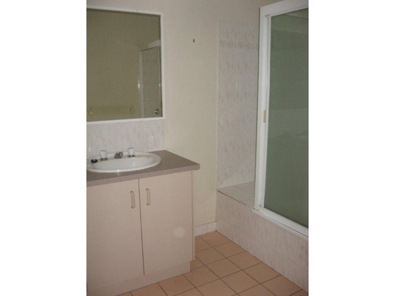 2/35 WATT ST, West Gladstone QLD 4680