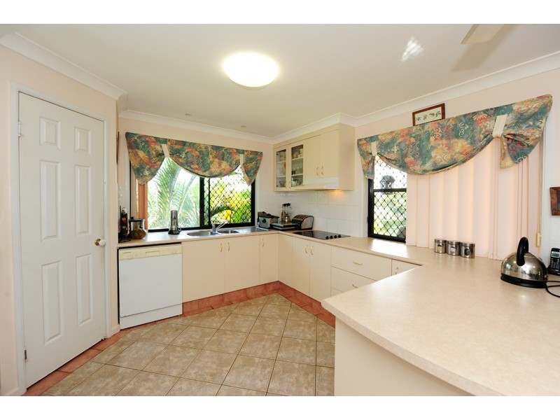 10 LAKESIDE PL, Clinton QLD 4680