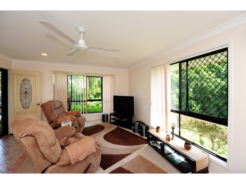 10 LAKESIDE PL, Clinton QLD 4680