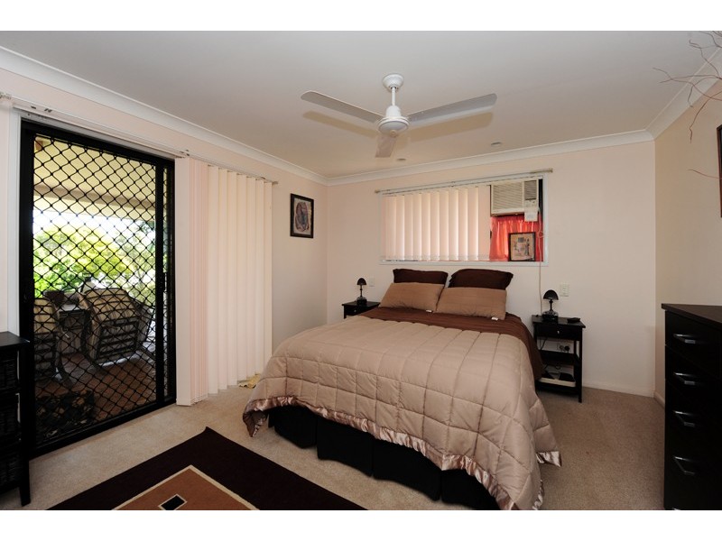 10 LAKESIDE PL, Clinton QLD 4680