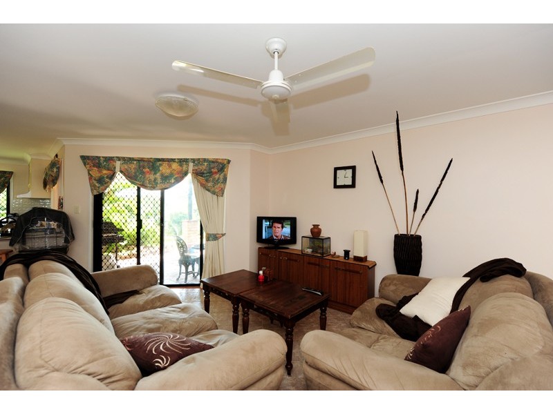 10 LAKESIDE PL, Clinton QLD 4680