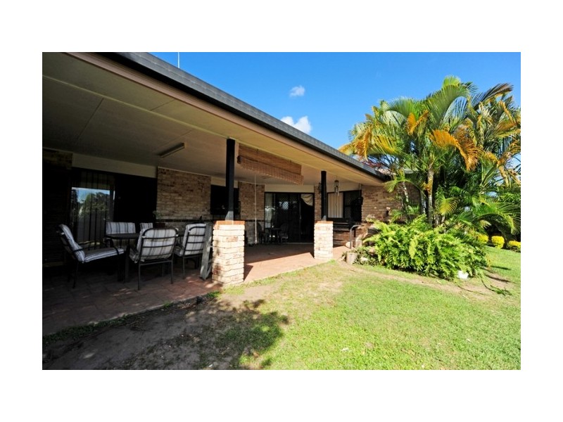 10 LAKESIDE PL, Clinton QLD 4680
