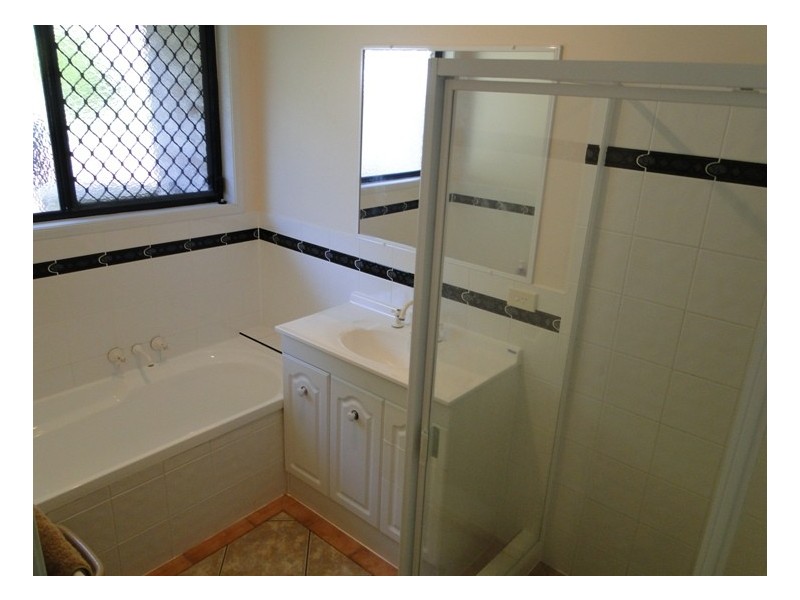 10 LAKESIDE PL, Clinton QLD 4680