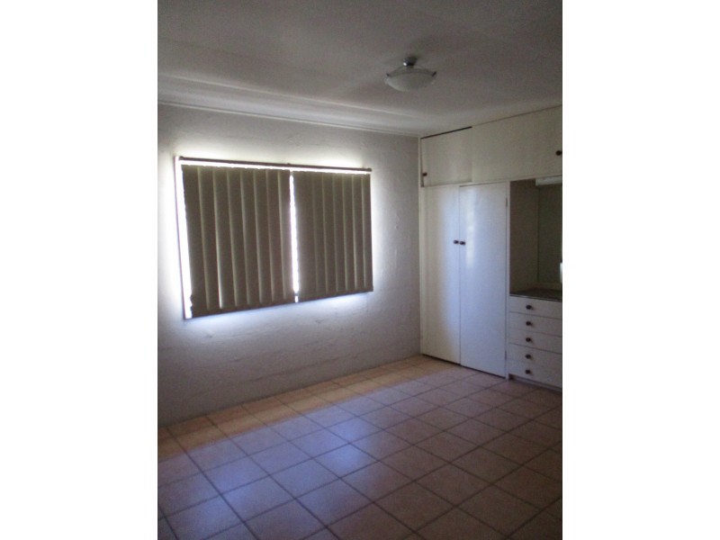 1/1 SMITH STREET, West Gladstone QLD 4680