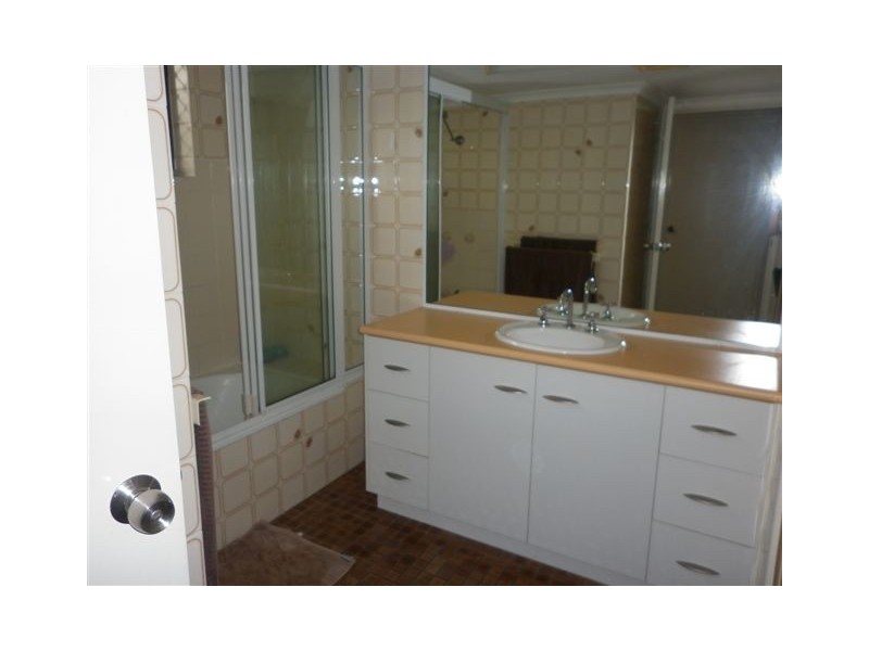 1/8 YARROON ST, Gladstone QLD 4680