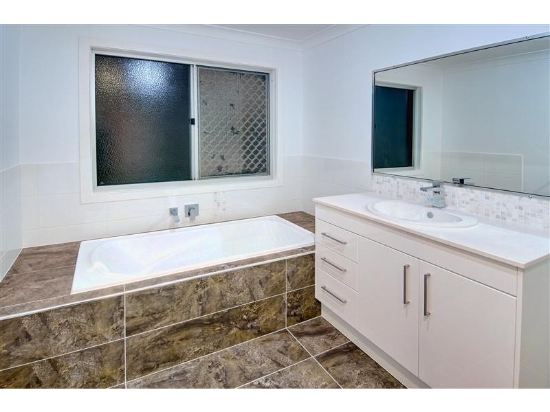 7 Jenny Lind Court, Boyne Island QLD 4680