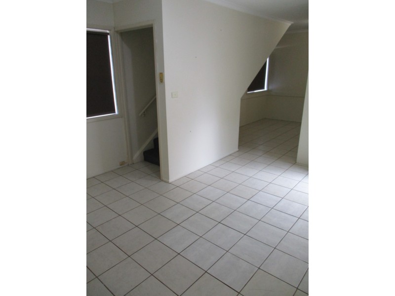 2/131 TOOLOOA ST, South Gladstone QLD 4680