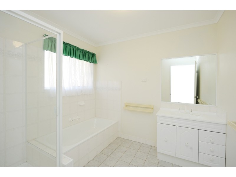 4 KENNETH COURT, New Auckland QLD 4680