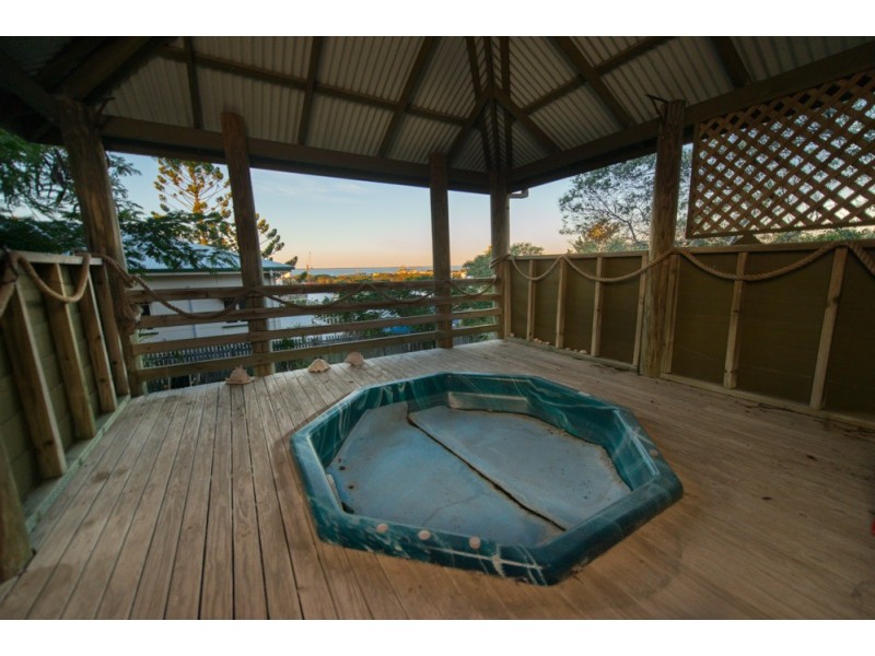 14 AUCKLAND STREET, Gladstone QLD 4680