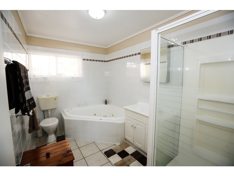 42 Wilson Street, New Auckland QLD 4680