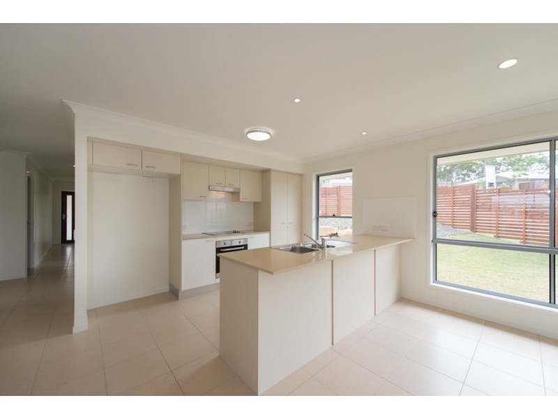 10 Carlsson Place, Kirkwood QLD 4680